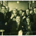 Homenaje a Pablo Suero en 1936, poco antes de las elecciones del 16 de febrero. De izq. a der. Rafael Alberti, Rodríguez Spiteri, Lorca, Aleixandre, Adolfo Salazar, Concha Méndez, Enrique Serrano, Serrano Plaja y Altolaguirre. Delante, Pablo Suero y María Teresa León