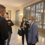 María José Catalá y Joan Ribó en los pasillos del Ayuntamiento de Valencia