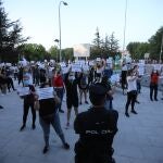 Agentes de la Policía Nacional montan guardia durante una manifestación contra la gestión del Gobierno en el marco de la crisis generada por el COVID-19, este jueves en Moratalaz, Madrid.