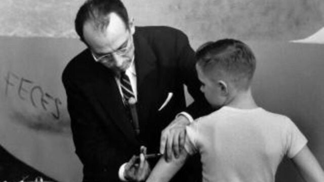 Jonas Salk vacunando a un niño por la polio