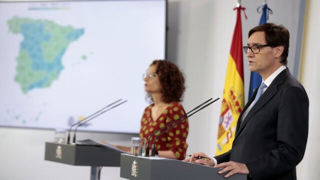 La ministra de Hacienda y portavoz del Gobierno, María Jesús Montero y el ministro de Sanidad, Salvador Illa,
