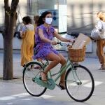 Gente con mascarillas por las calles de Sevilla