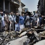 Imagen de los restos del avión que se estrelló el viernes en un barrio de Karachi (Pakistán)