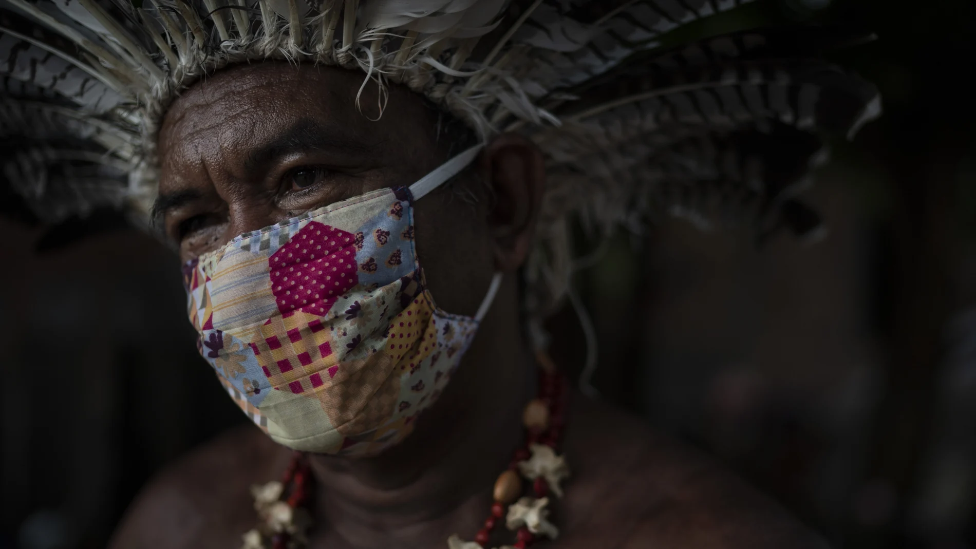 Pedro dos Santos, líder de la comunidad Naciones Indígenas, de Brasil, con una mascarilla.