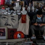 Imágenes de "el gran timonel" Mao Zedong en el mercado de antigüedades Panjiayuan en Pekín