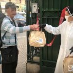 A las 13 horas, las religiosas abren las puertas de su casa, en la calle San José de la Montaña, 15, de Valencia, para repartir bocadillos a las personas necesitadas