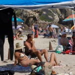 Una playa llena de gente en California