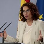 La ministra de Hacienda y portavoz del Gobierno, María Jesús Montero, durante la rueda de prensa ofrecida este domingo en el Palacio de la Moncloa en Madrid.