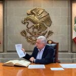 MEX1592.CIUDAD DE MÉXICO (MÉXICO),24/05/2020.- Fotografía cedida este domingo por la presidencia de México, del presidente de México, Andrés Manuel López Obrador, durante un mensaje desde Palacio Nacional de Ciudad de México (México). La economía mexicana perderá un total de 1 millón de empleos por la crisis del coronavirus, previó este domingo el presidente, Andrés Manuel López Obrador, al estimar que en mayo la caída será de 400.000 plazas formales. EFE/Presidencia de México/SOLO USO EDITORIAL