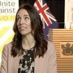 La primera ministra Jacinda Ardern mira para arriba durante el terremoto en plena entrevista