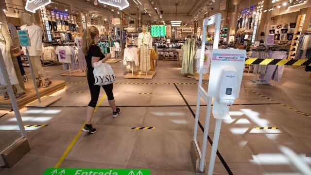 Una tienda de ropa en el interior del centro comercial Lagoh en Sevilla. EFE/José Manuel Vidal