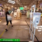 Una tienda de ropa en el interior del centro comercial Lagoh en Sevilla. EFE/José Manuel Vidal