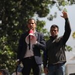 Fotografía de archivo fechada el 30 de abril de 2019 que muestra al presidente de la Asamblea Nacional, Juan Guaidó (i), y al líder opositor Leopoldo López (d)