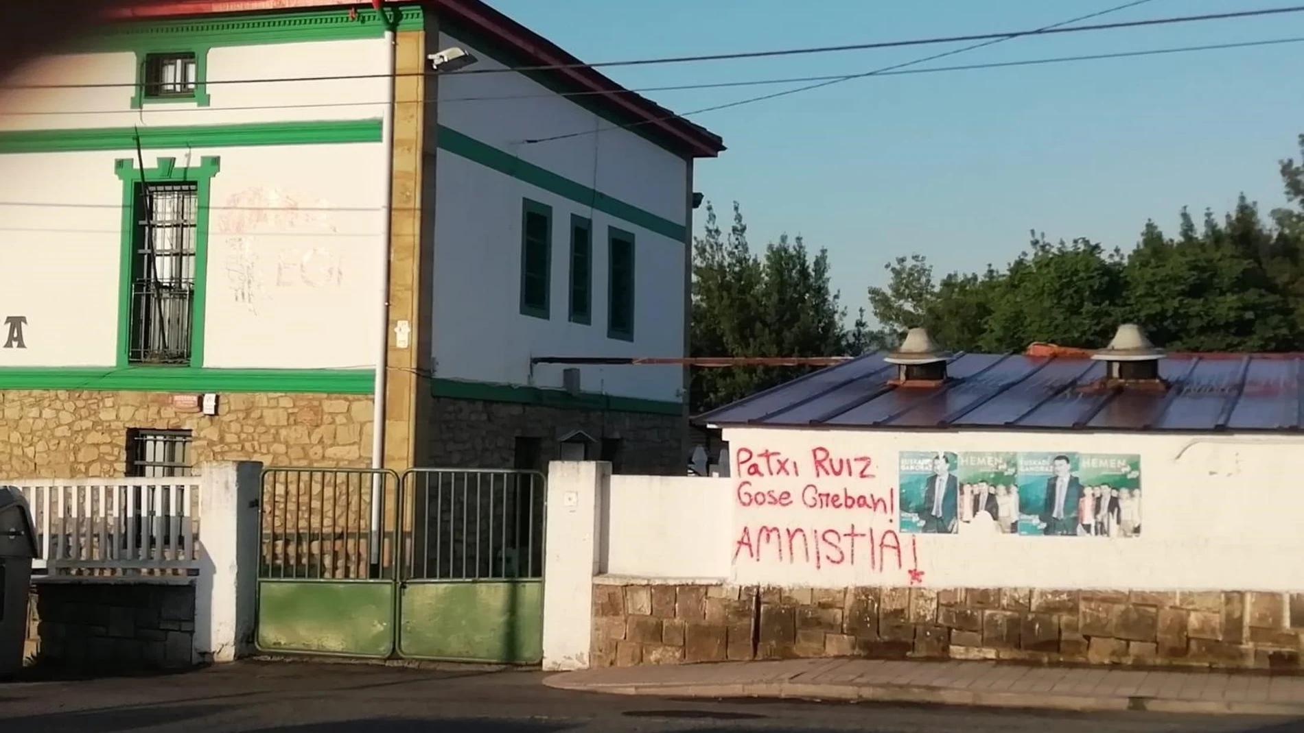 Atacan el batzoki de Erandio (Bizkaia) con pintadas por el preso Patxi Ruiz y a favor de la amnistía