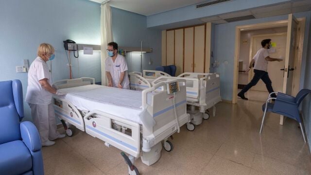 Dos sanitarios preparan una habitación en el Hospital Universitario Morales Meseguer de Murcia