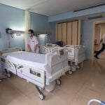 Dos sanitarios preparan una habitación en el Hospital Universitario Morales Meseguer de Murcia