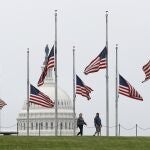 Banderas a media asta en el Monumento a Washington en Washington, el pasado 22 de mayo