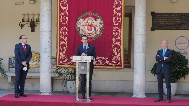 De izquierda a derecha, el delegado territorial de Castilla y León del Banco de Santander, Francisco Javier Martín; el presidente de la Diputación de Valladolid, Conrado Íscar y el de la Cámara de Comercio, Víctor Caramanzana presentan una nueva plataforma para impulsar la digitalización de los comercios de la provincia