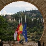 Banderas a media asta en las cortes de Castilla La Mancha, en Toledo