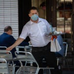 Un camarero sirve en la terraza de un bar durante el segundo día de la Fase 1 en Barcelona, Catalunya (España) a 26 de mayo de 2020.26 MAYO 2020 POLICÍA;PLAYA;MAR;FASE 1;COVID-19;CORONAVIRUS;PANDEMIA;ENFERMEDADDavid Zorrakino / Europa Press26/05/2020