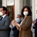 La presidenta de la Comunidad de Madrid, Isabel Díaz Ayuso y el vicepresidente, Ignacio Aguado, aplauden, tras guardar, junto al resto de miembros del Gobierno regional, un minuto de silencio en memoria de los fallecidos por el COVID-19 ante la sede del Gobierno regional