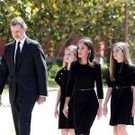 GRAF1849. MADRID, 27/05/2020.- El rey Felipe, la reina Letizia, acompañados de sus hijas, la princesa de Asturias Leonor (2i) y la infanta Sofía (d), hoy miércoles durante el minuto de silencio en memoria de los fallecidos por la pandemia, en el primero de los diez días de luto nacional decretado por el Ejecutivo.-EFE/José Jiménez/Casa de S.M. El Rey/No ventas/Solo uso editorial.