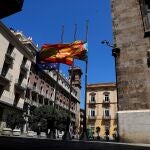Instituciones, entidades sociales y ciudadanos se han sumado a las 12 horas de este miércoles, primero de los diez días de luto decretados por el Gobierno, al minuto de silencio en memoria de las más de 27.000 personas muertas en España -1.417 de ellas en la Comunitat Valenciana- a causa de la COVID-19