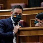 El líder de Vox, Santiago Abascal con la diputada Macarena Olona, el pasado pleno en el Congreso. EFE/Chema Moya