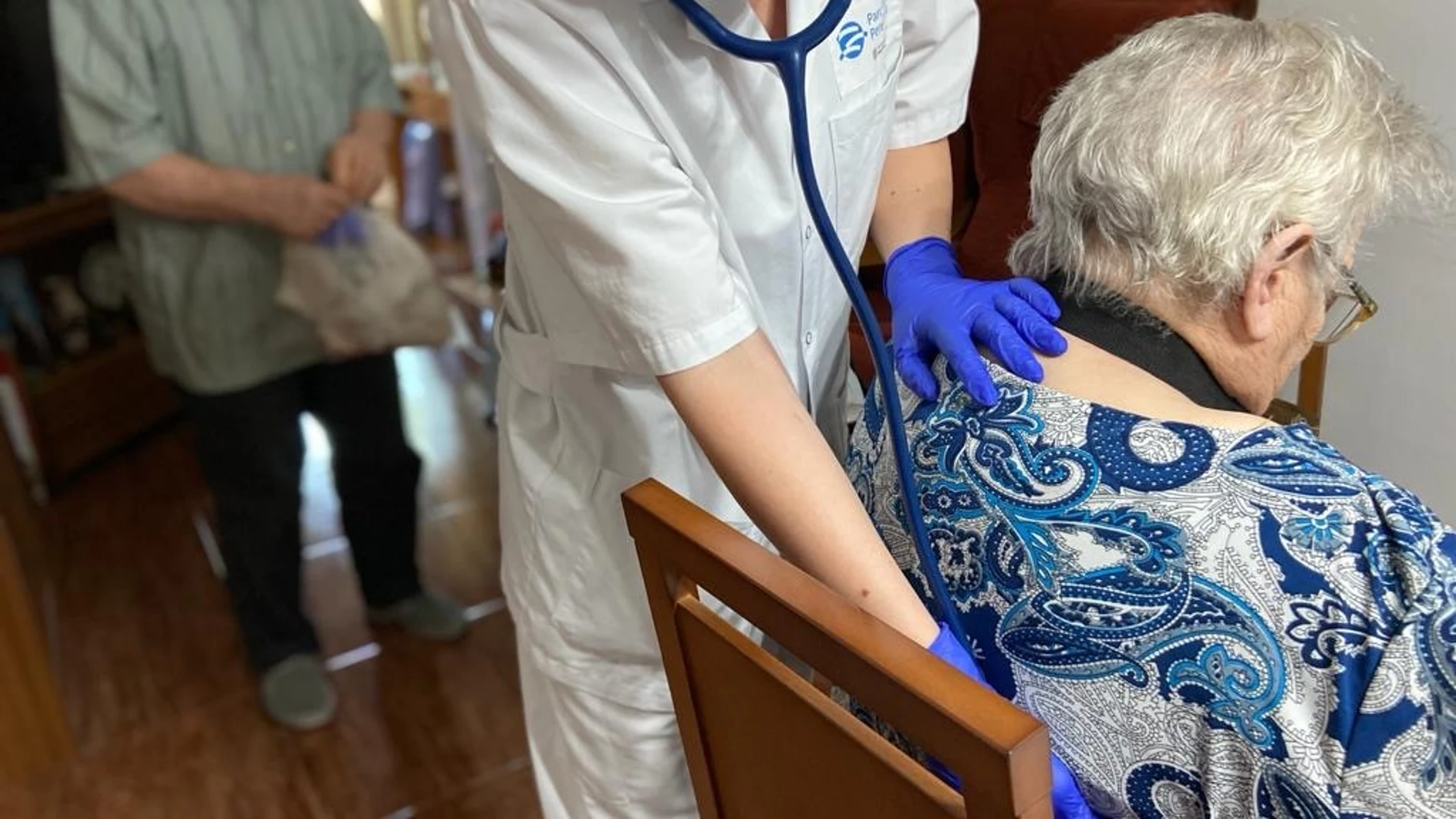 El equipo multidisciplina de atención geriátrica del Parc Sanitari Pere Virgili que atendió a Juan después del ictus con una paciente