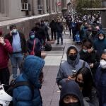 CH01. SANTIAGO DE CHILE (CHILE), 27/05/2020.- Un grupo de personas hace fila para acceder a un banco en el centro de Santiago, durante la cuarentena obligatoria para frenar el avance del COVID19. Chile llegó este miércoles a los 82.289 casos de COVID-19 tras registrarse 4.328 nuevos contagios con el coronavirus SARS-CoV-2 en las últimas 24 horas, la mayoría de ellos en Santiago, lo que ha obligado a las autoridades a extender al menos hasta el 5 de junio la megacuarentena que rige en la capital. EFE/Alberto Valdés