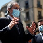 El presidente de la Generalitat, Quim Torra acompañado del vicepresidente del Govern, Pere Aragonès en la plaza Sant Jaume de Barcelona.