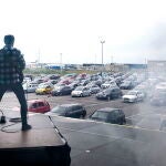 El rapero y compositor irlandés Liam O'Connor, en el estacionamiento del aeropuerto de Copenhague el pasado 27 de mayo/ EFE
