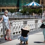 Los primeros turistas se han dejado ver este jueves fotografiándose junto a la playa de La Concha de San Sebastián