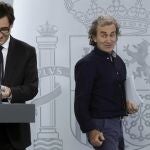 El Ministro de Sanidad, Salvador Illa (i), y el director del Centro de Coordinación de Alertas y Emergencias Sanitarias, Fernando Simón