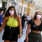 Dos mujeres caminando por Sevilla durante la fase dos de desescalada