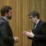 El portavoz parlamentario de Vox, Iván Espinosa de los Monteros, con el presidente de la Comisión para la Reconstrucción Social y Económica del Congreso de los Diputados