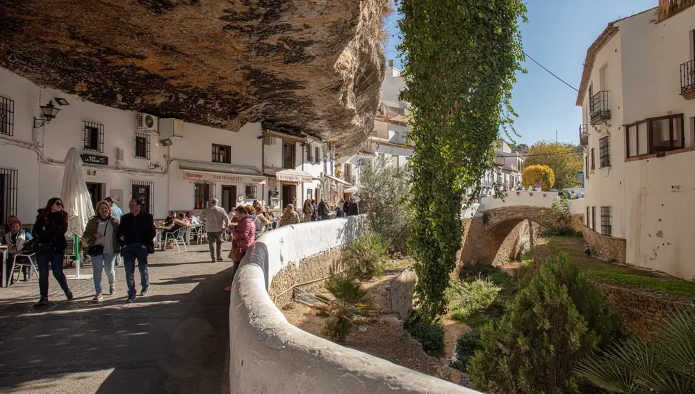Setenil está metido en las montañas