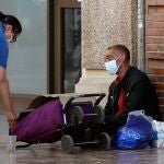 En la imagen, una persona sin recursos en las calles de Valencia