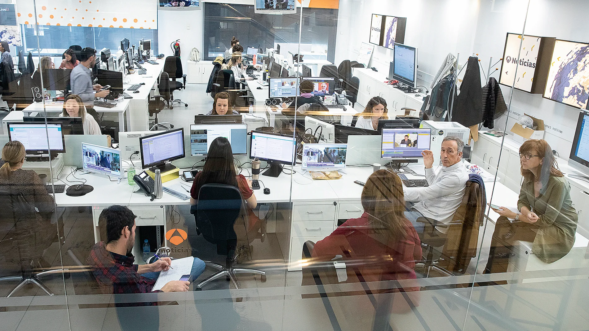 Reportaje por el 30 aniversario de Antena 3. Imágenes de la redacción así como de Espejo Publico y Noticias del mediodía.