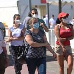 Varias personas salen tras realizarse el test de seroprevalencia para cuantificar los anticuerpos frente a la COVID-19