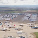 Vista actual de uno de los aparcamientos del aeropuerto de Teruel abarrotado de aviones