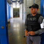 PA210. BOGOTÁ (COLOMBIA), 29/05/2020.- Fotografía de archivo de un guardia penitenciario vigilando en un pabellón en la cárcel La Joya el 6 de marzo de 2018 en Ciudad de Panamá (Panamá). En las cárceles de Centroamérica hay al menos 700 presos contagiados de COVID-19 y se teme lo peor allí pues, al igual que la gran mayoría de los presidios de Latinoamérica, son espacios hacinados en los que es "imposible" mantener las medidas básicas para el control del contagio del nuevo coronavirus. EFE/Bienvenido Velasco