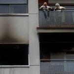Los Mossos d'Esquadra han detenido al hijo de 37 años de la mujer hallada sin vida esta mañana en el interior de una vivienda incendiada en la localidad de Santa Coloma de Gramenet por su presunta relación con los hechos.