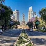 AME3144. CIUDAD DE MÉXICO (MÉXICO), 29/05/2020.- Fotografía cedida por Apple de la Avenida Reforma en Ciudad de México (México). Autopistas desérticas, monumentos aislados y brotes de vegetación. La cuarentena del coronavirus ha permitido observar las ciudades de una manera completamente diferente, que varios fotógrafos latinoamericanos han retratado para la exposición digital "Ciudades Durmientes". La muestra, del Museo de Arte Moderno de Bogotá (MAMBO) y Apple, recoge imágenes de ciudades como Nueva York y Ciudad de México tomadas con la cámara del iPhone que dan otra perspectiva del hormigón, la piedra, la naturaleza y la presencia humana. EFE/ Chino Lemus /SOLO USO EDITORIAL/NO VENTAS