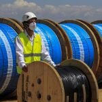 Un trabajador de una planta fotovoltaica en Andalucía
