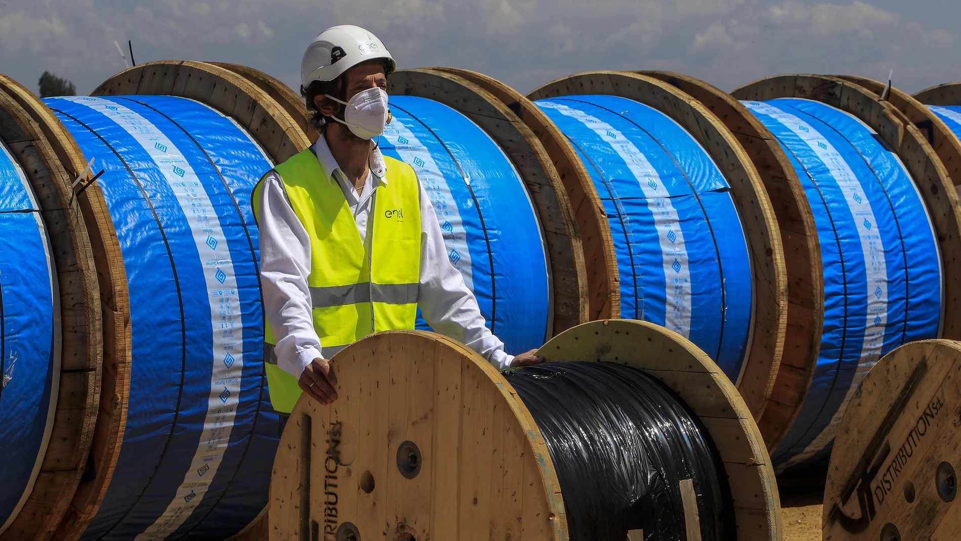 Un trabajador de una planta fotovoltaica en Andalucía