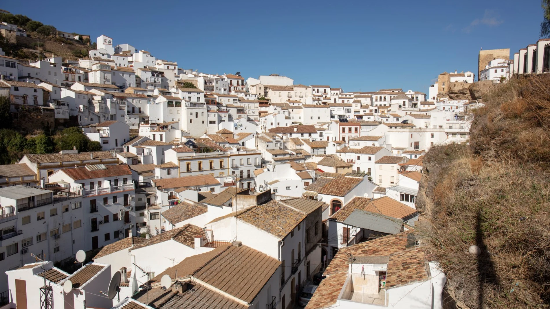 Setenil de las Bodegas. Un pueblo metido en las montañas en Cádiz