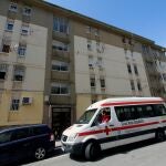 Un vehículo de la Cruz Roja estaciona frente a un bloque de viviendas en Ceuta, en el que han sido detectado varios casos positivos por COVID-19