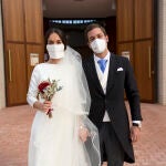 Los novios, ayer, después de celebrar su ceremonia en la parroquia de Santo Tomás de Villanueva, en Alcalá de Henares. Foto: Eduardo Martín Martín