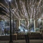 Fuegos artificiales explotan cerca de la Policía antidisturbios de Raleigh, en Carolina del Norte